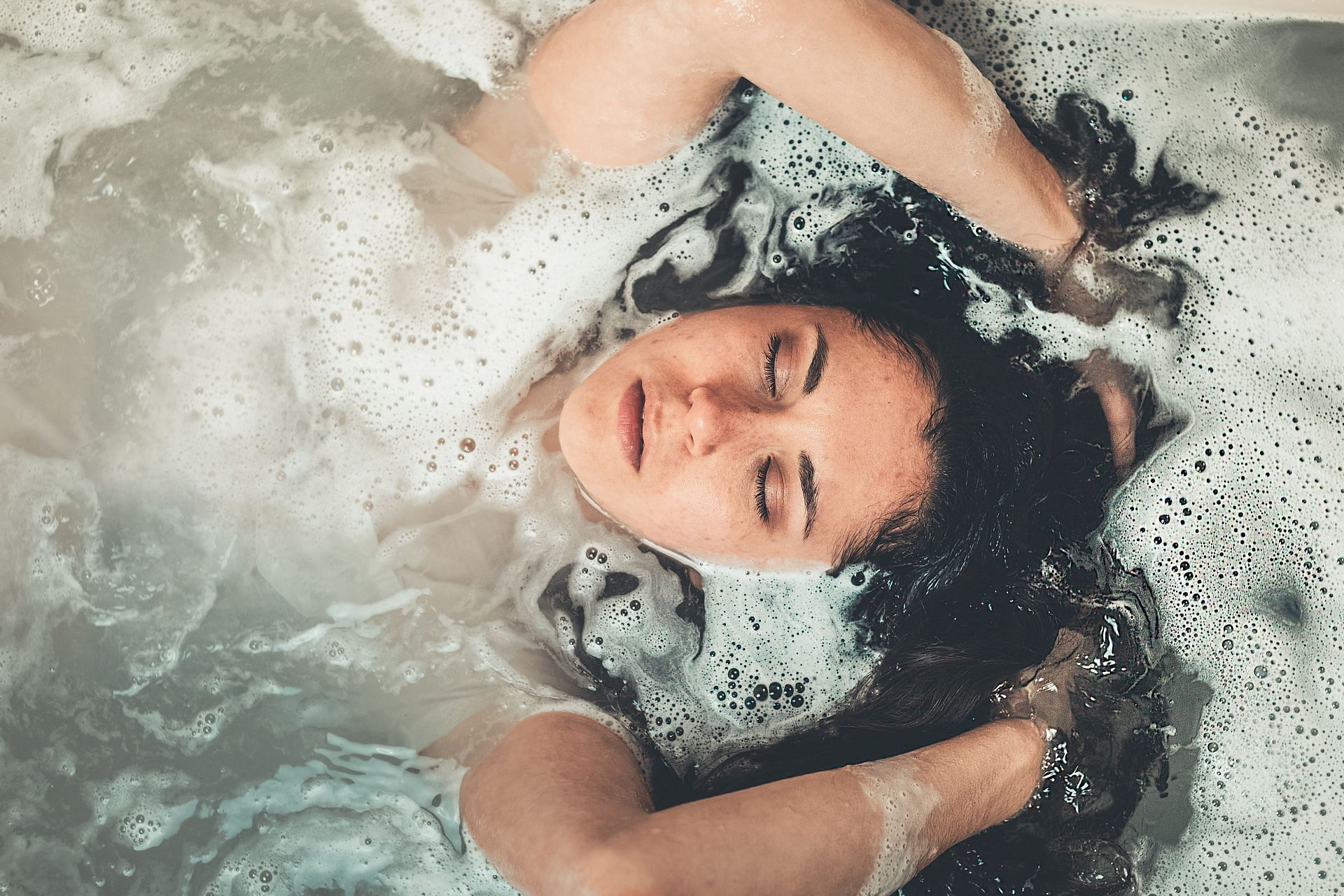 A nice bath can be soothing after a ling day. (Image via Pexels/ Craig Adderley)