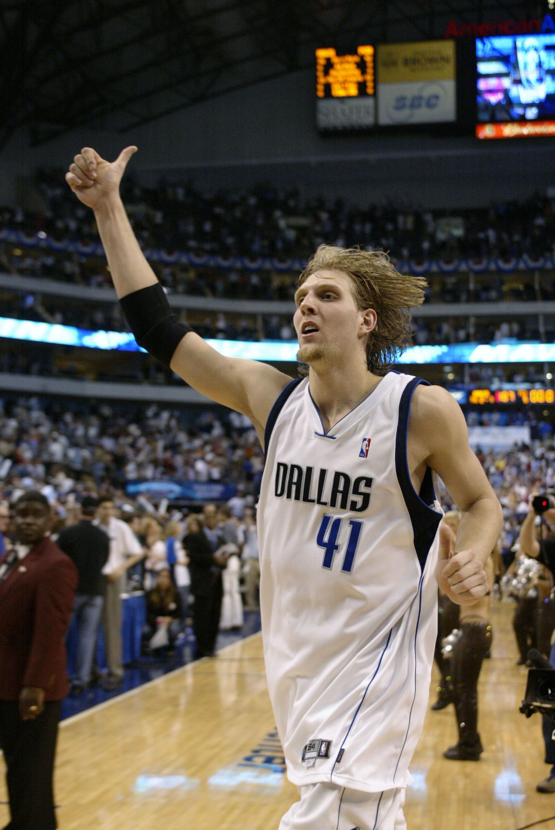 Dirk Nowitzki celebrates