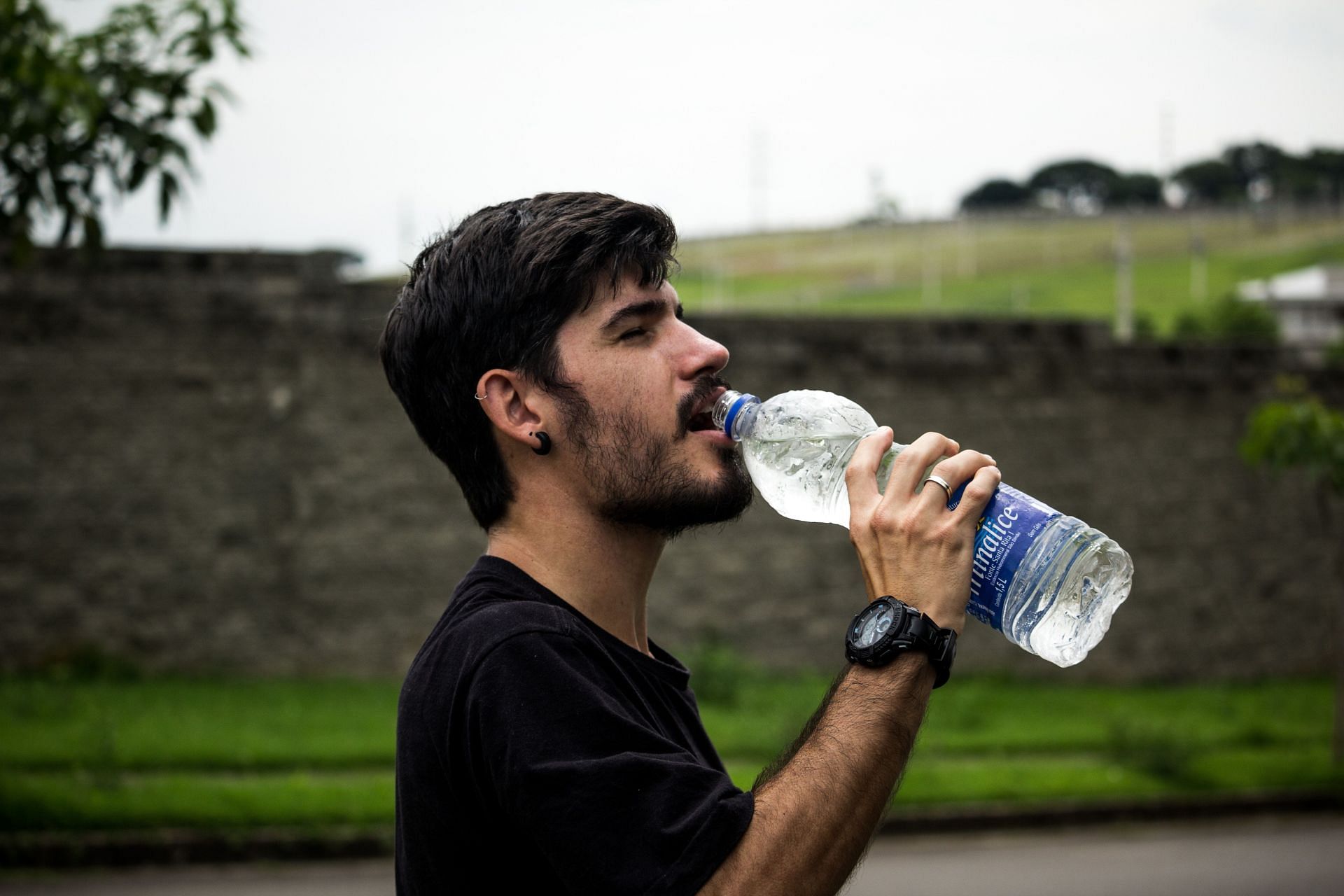 Stress and oily skin: Drink water to get rid of both (Image via Pexels)