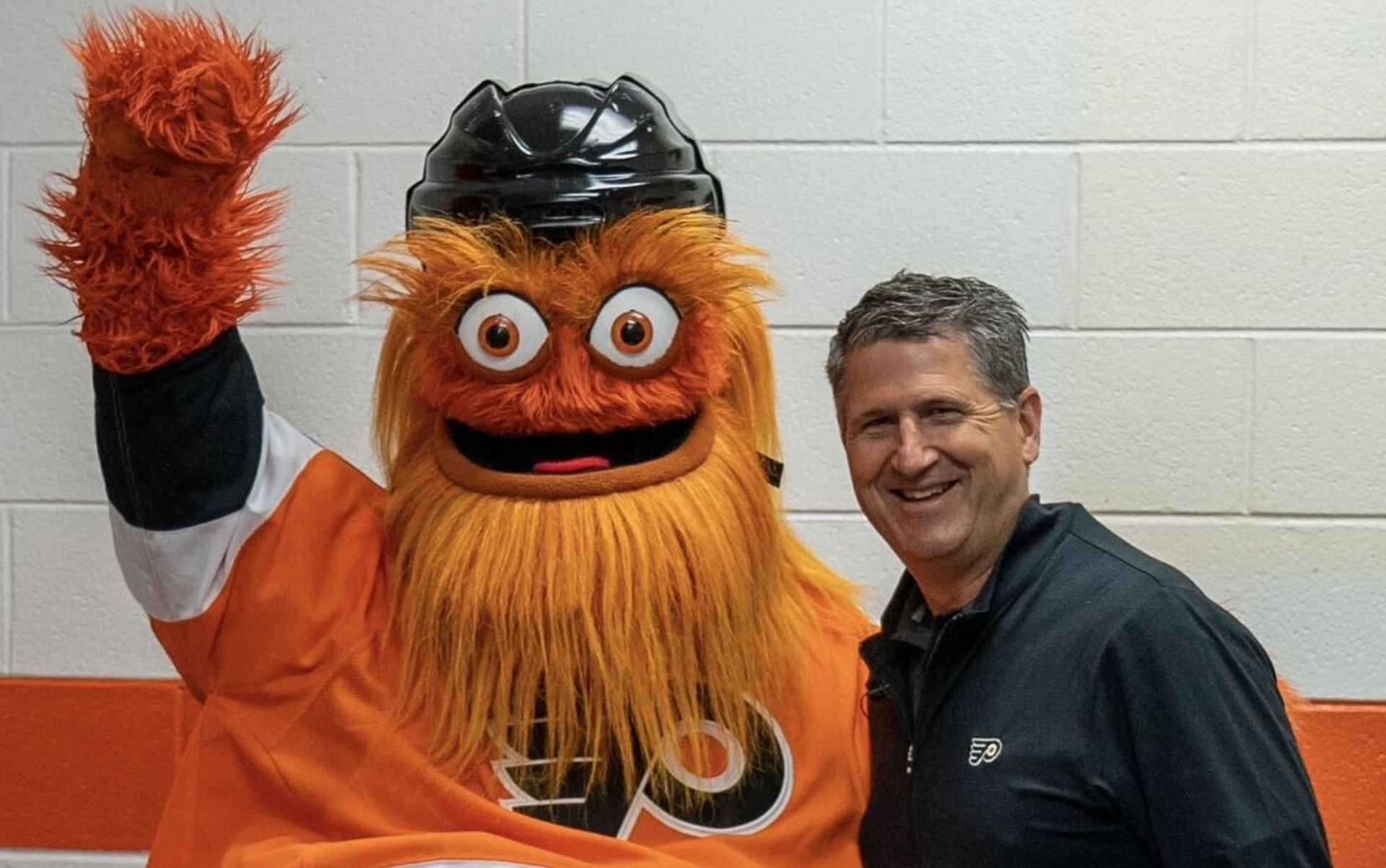 Fans have a mixed reaction to new Philadelphia Flyers Keith Jones posing  with the team's mascot: “Gotta get the Gritty content involved with this”