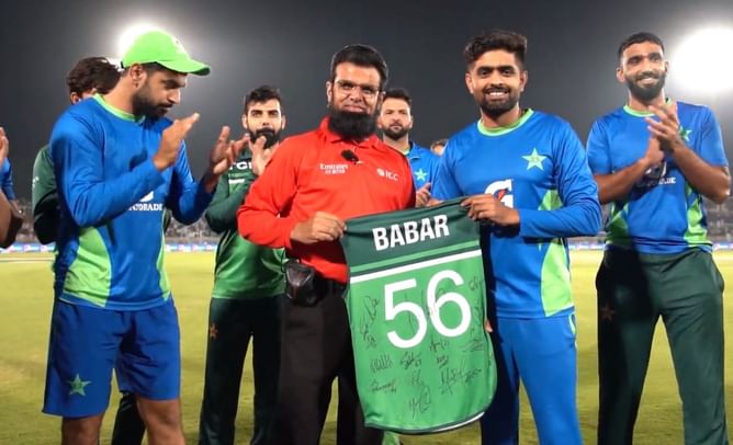 [WATCH] Pakistan team presents a signed jersey to umpire Aleem Dar as he steps away from ICC elite panel