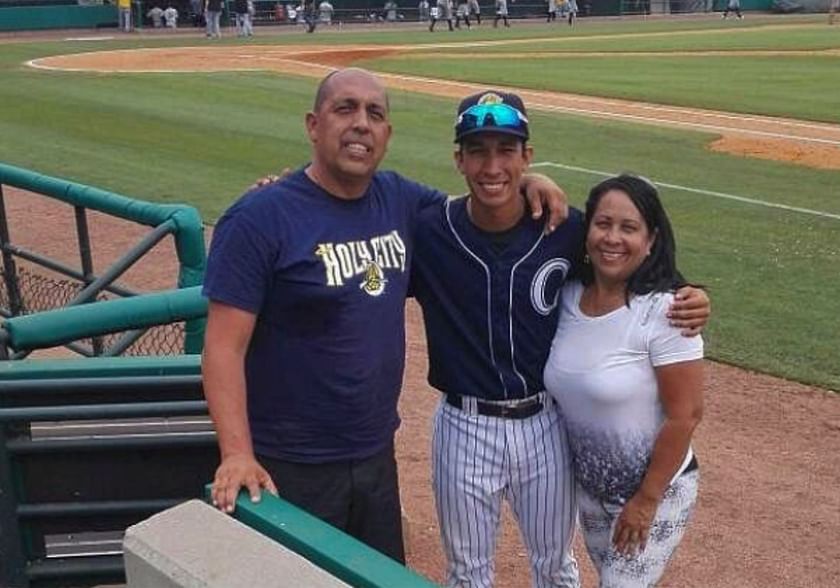 Who are Oswaldo Cabrera's parents and what is their nationality