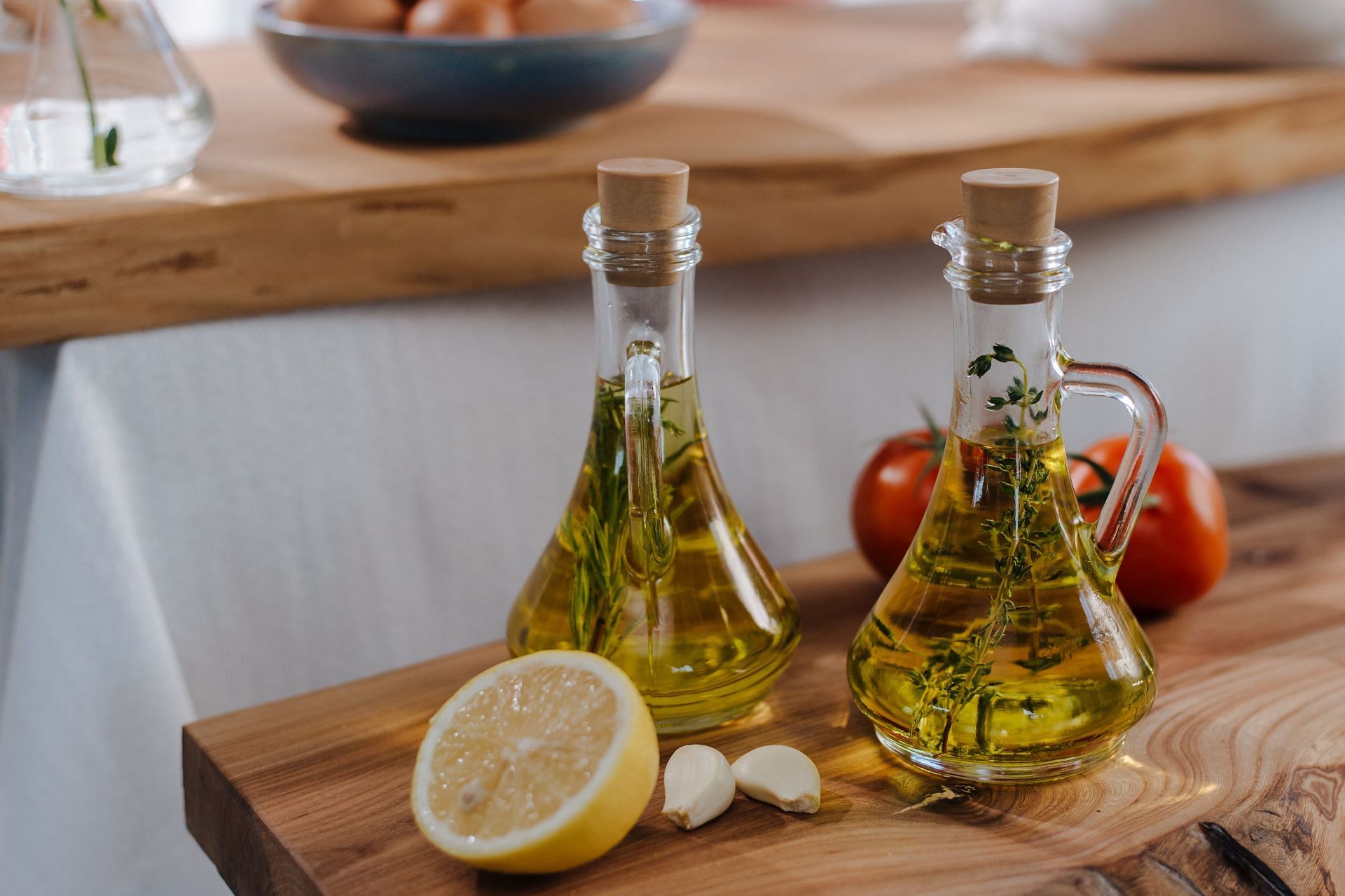 Garlic oil for ears can be prepared at home. (Image via Pexels/ Ron Lach)