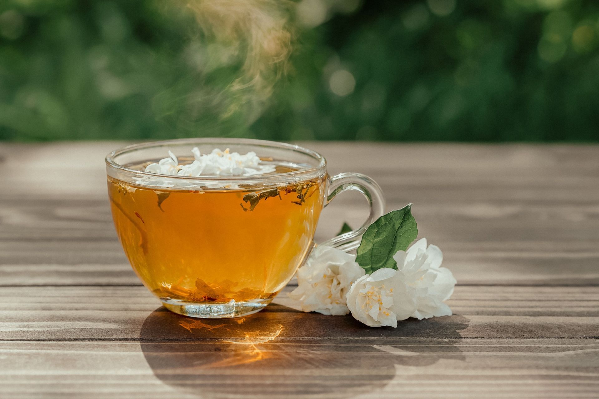Jasmine tea is not only delectable; there are many health benefits of jasmine tea. (Image via Pexels/ Julia Filirovska)