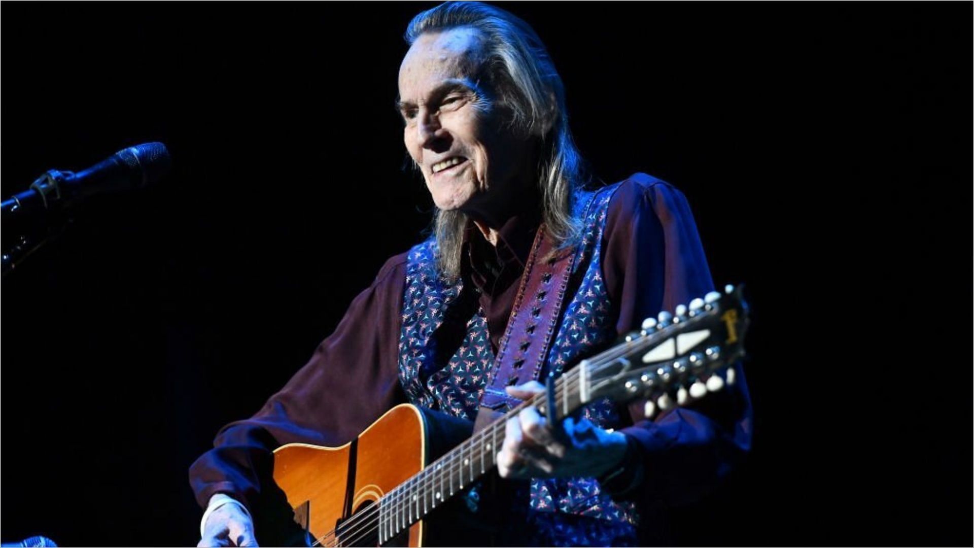 Gordon Lightfoot has earned a lot from his career in the music industry (Image via Scott Dudelson/Getty Images)