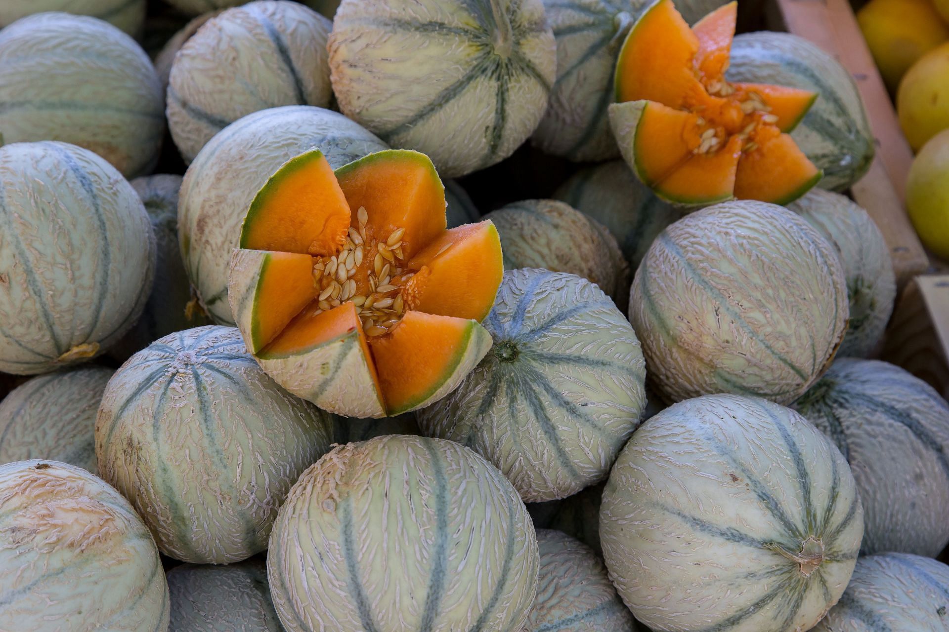 melons are refreshing and rich in vitamin A and C (image via pexels / mark stebnicki)