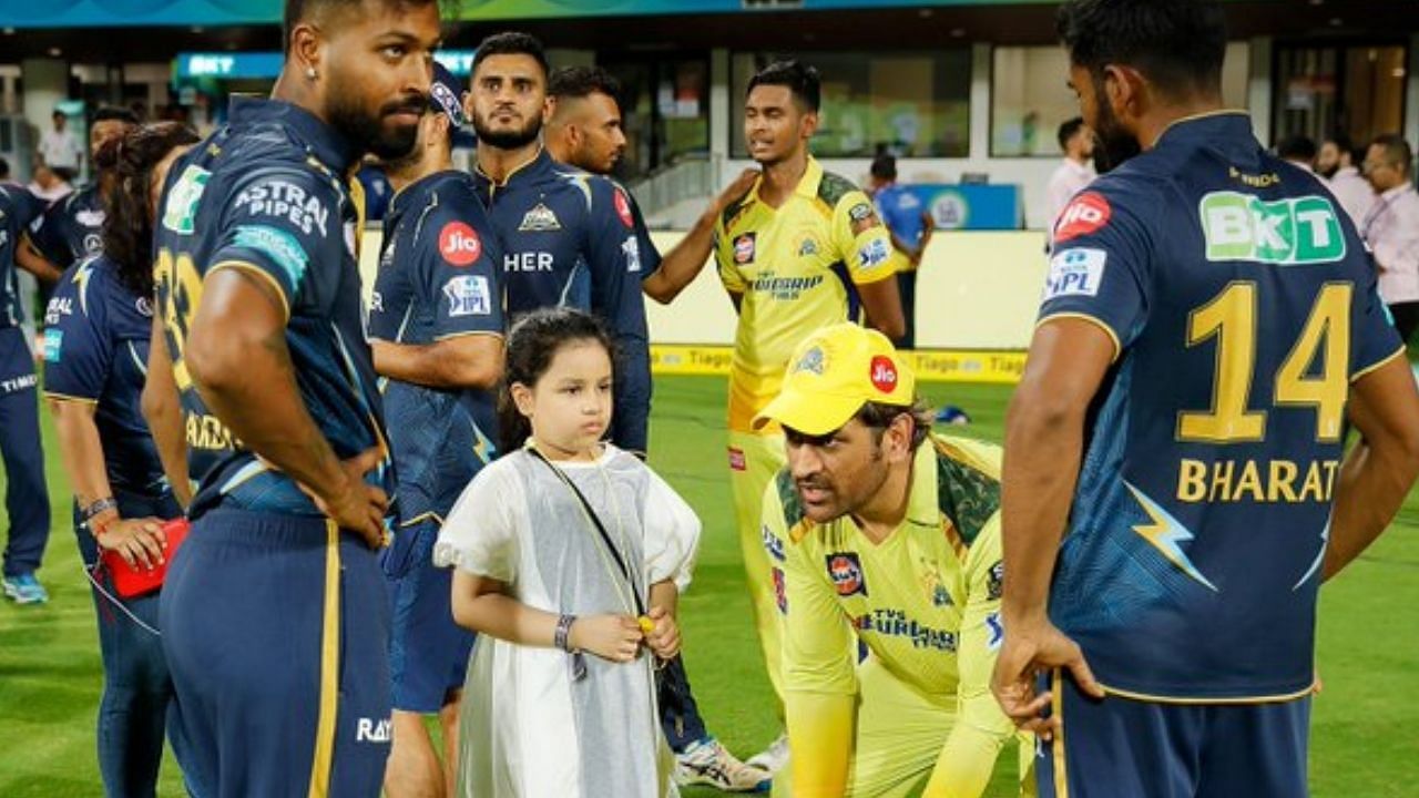 केएस भर को विकेकीपिंग के टिप्स देते धोनी (फोटो - CSK Twitter)