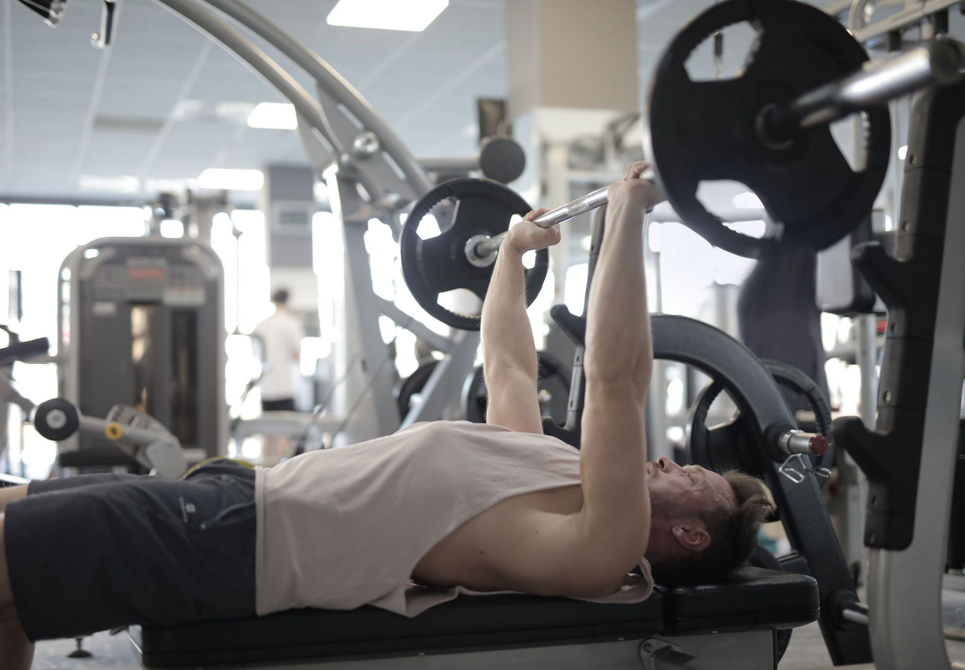 Overhead Press in in the beginner gym workout. (Image via Pexels/ Andrea Piacquadio)
