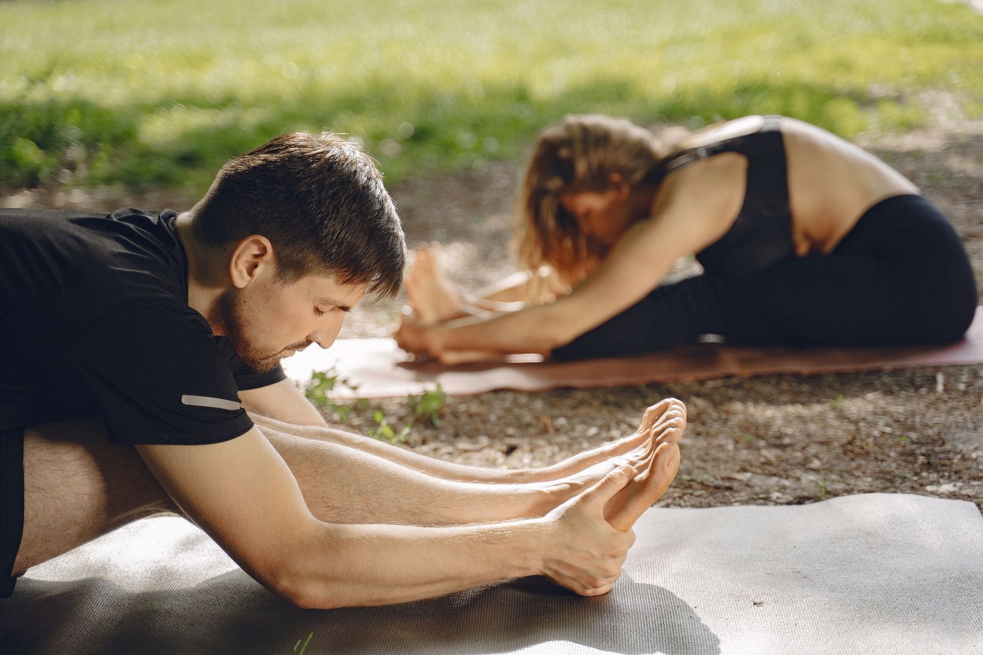 Forward bend couples yoga pose. (Image via Freepik)