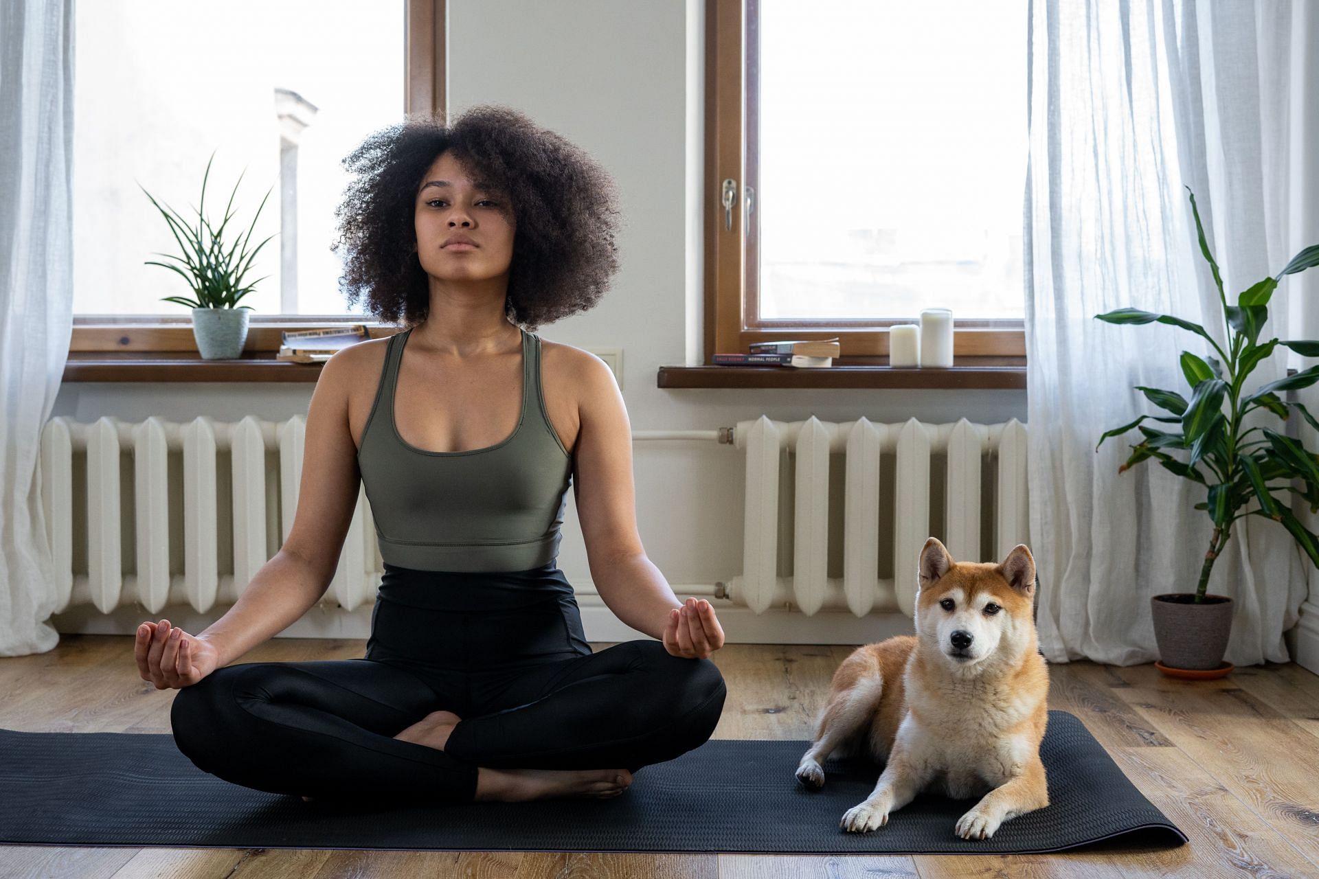 Tired with connection between stress and oily skin? Try yoga! (Image via Pexels)