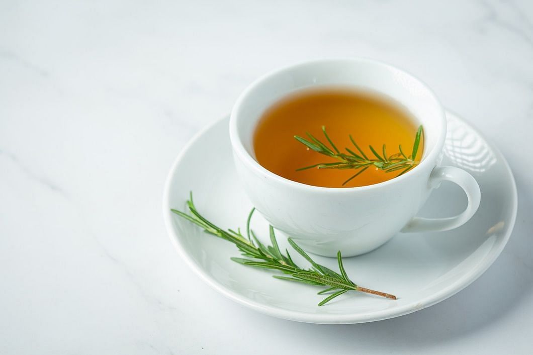 Remedies like herbal tea give a soothing sensation and relief (Image via freepik/jcomp)