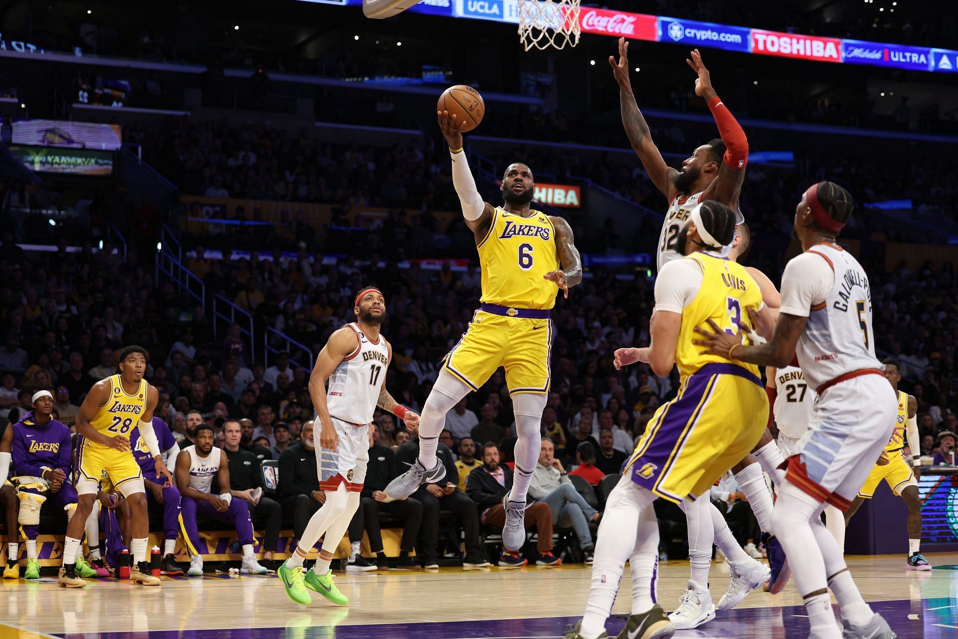 "Mama There Goes That Man" - Lakers Fans In Awe Of LeBron James Who ...