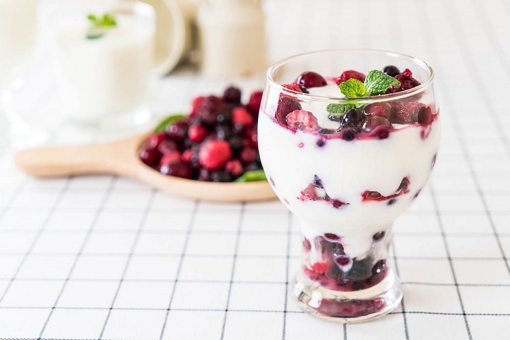 Making frozen yogurt even better (Image via Freepik/Topntp26)