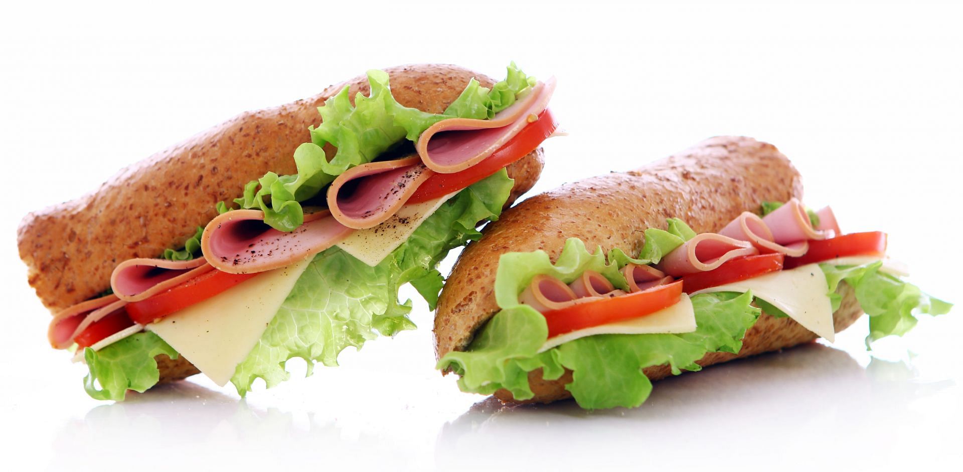 Make your low calorie subway by avoiding extra sauces. (Image via Freepik/ Racool_studio )