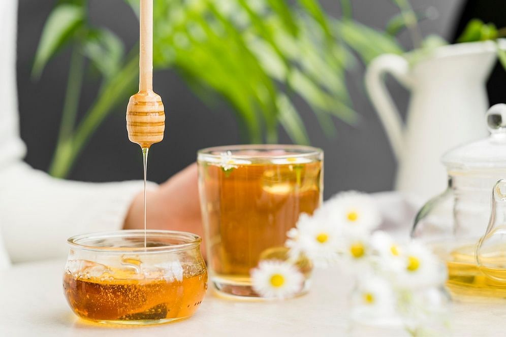 Why honey is better than sugar? (Image via Freepik)