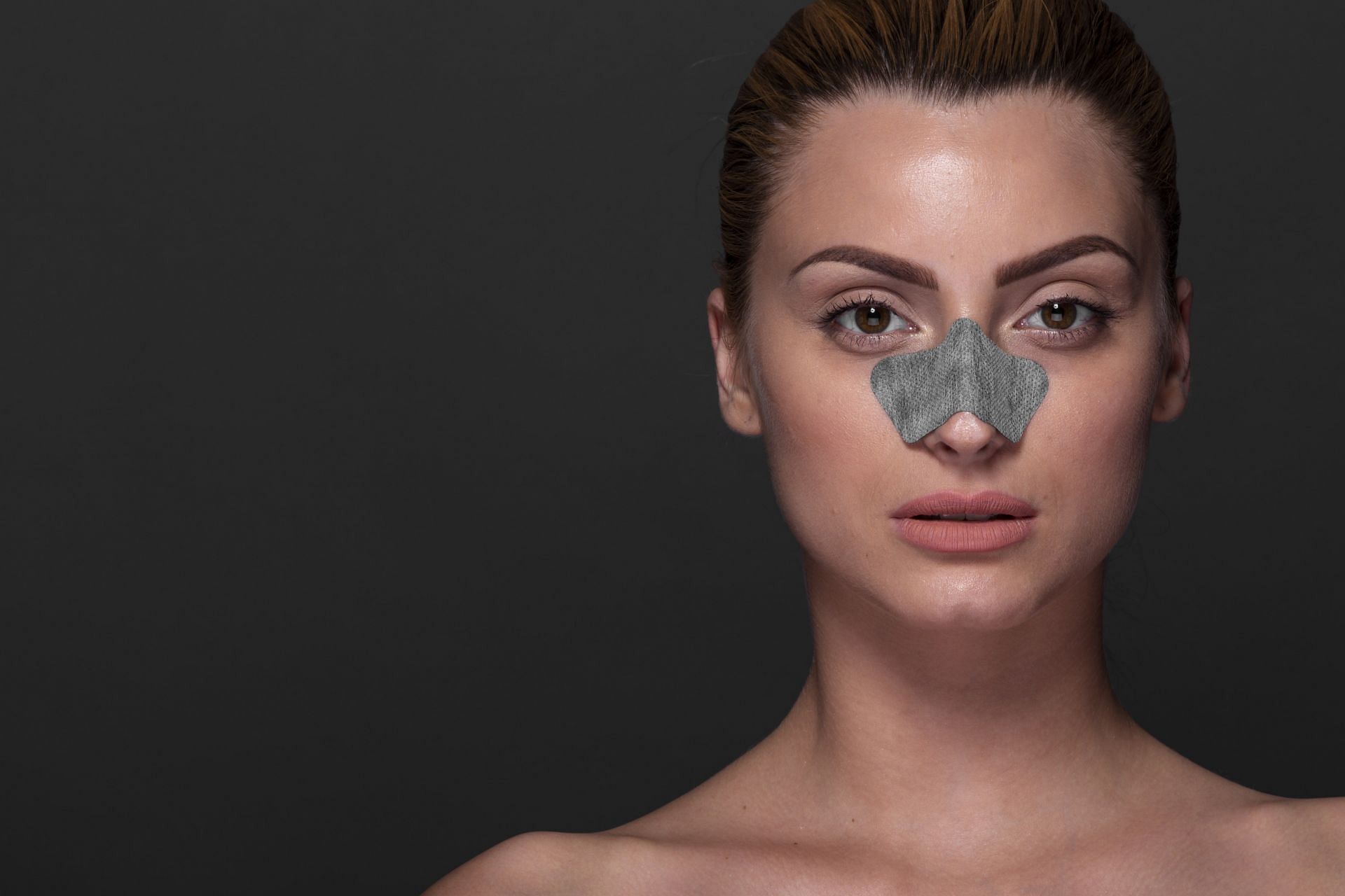 There are adhesive strips that help clear pores. (image via freepik)