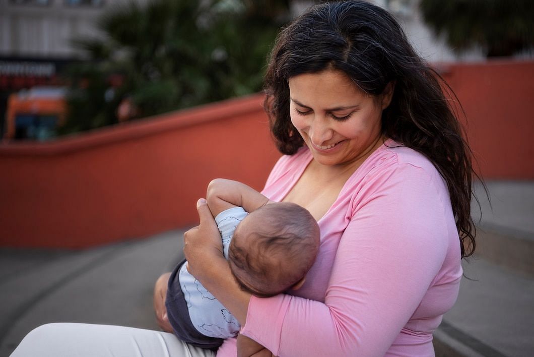 Breastfeeding tips for new moms to help them feed their baby (image via freepik)