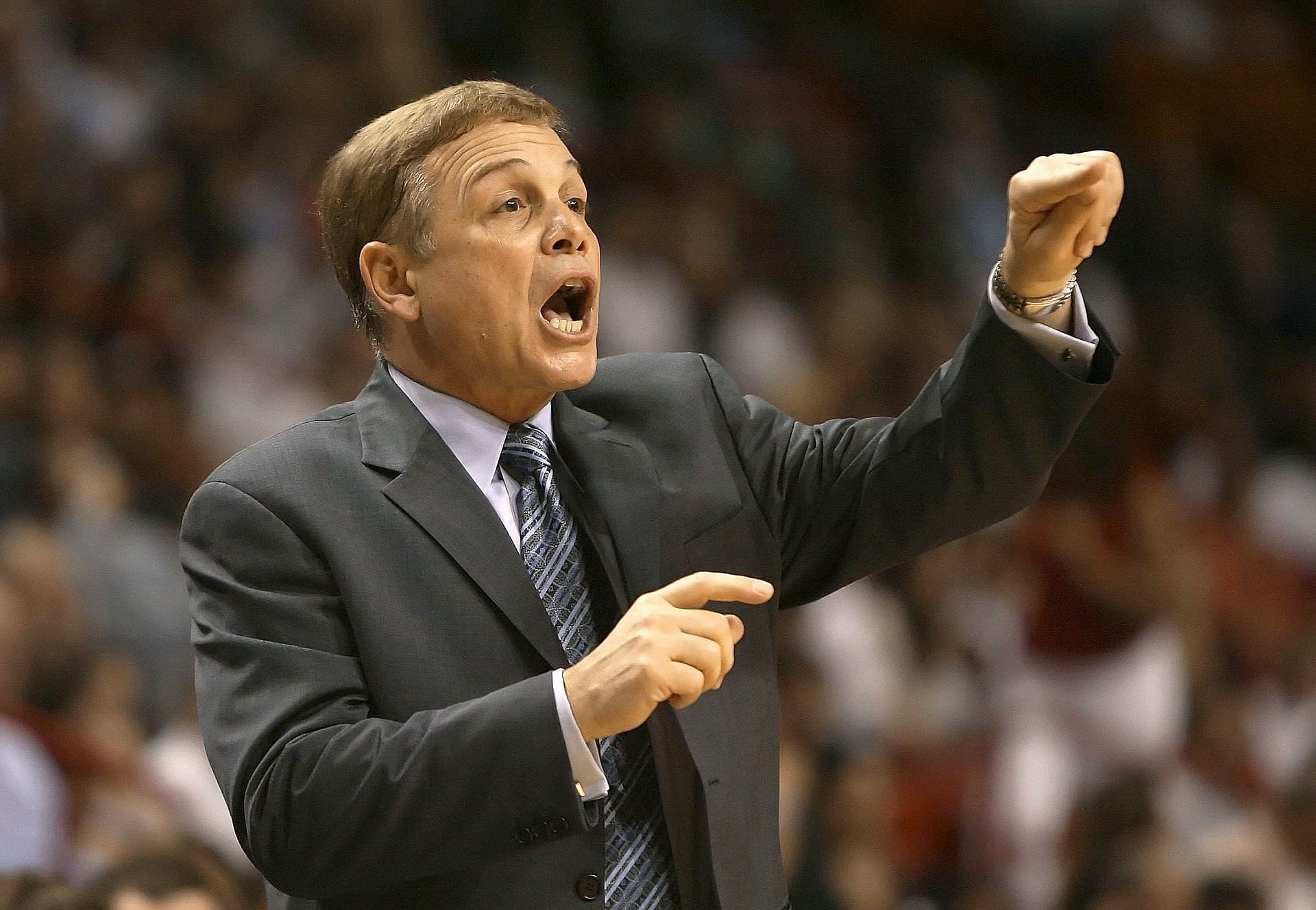 Mike Fratello calls out a play