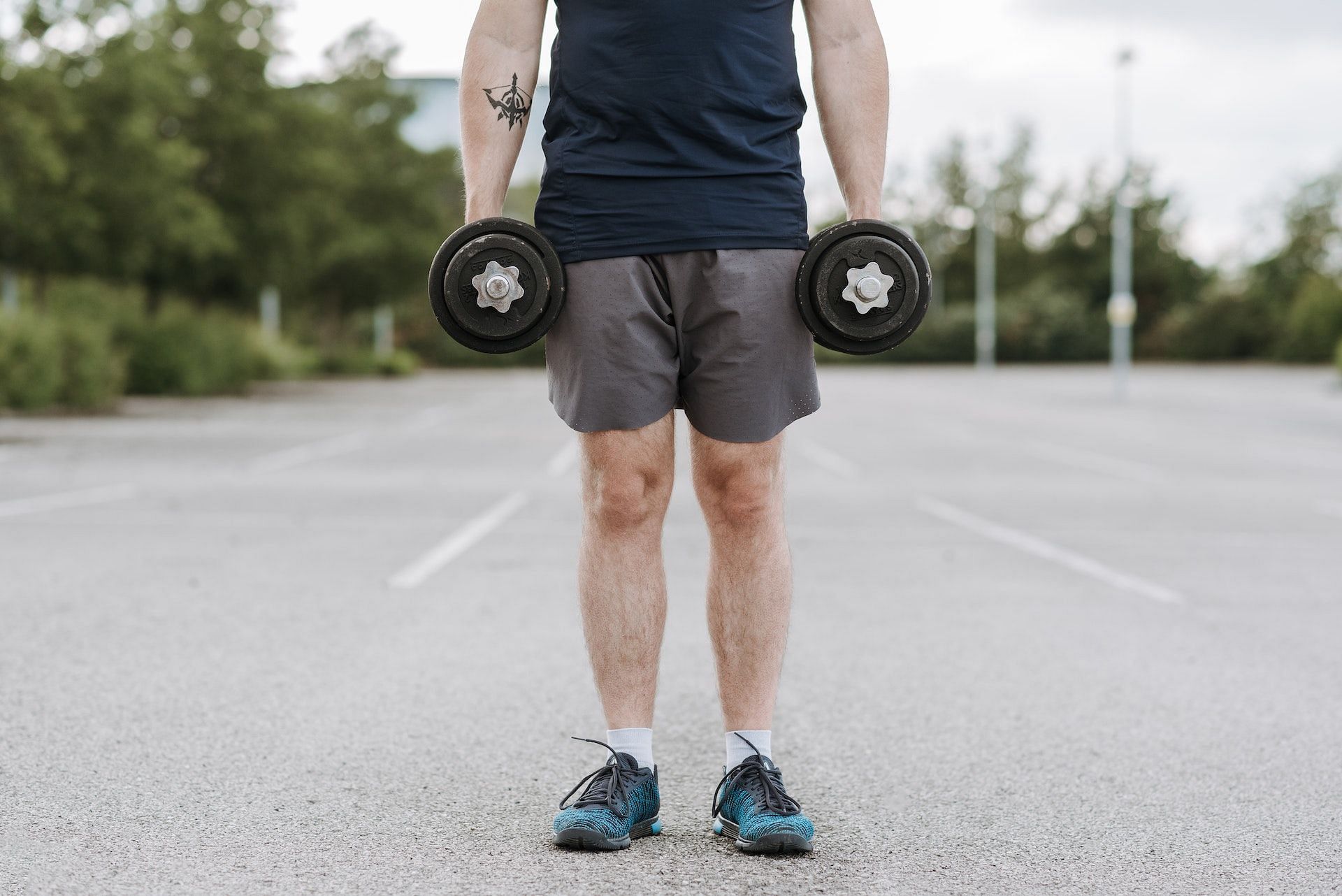 Dumbbell chest press is suitable for beginners. (Photo via Pexels/Anete Lusina)