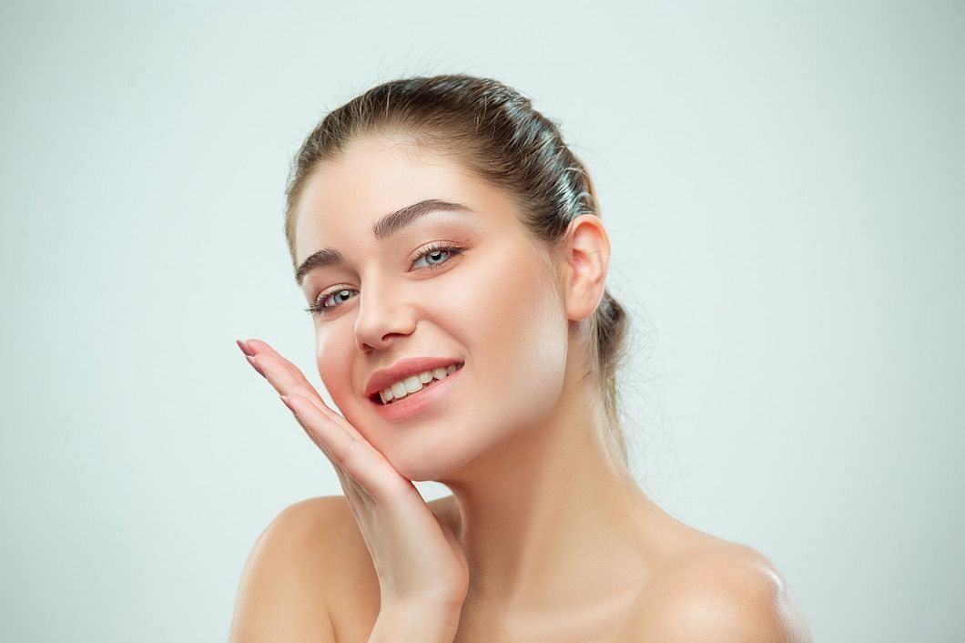 Collagen helps reduce skin aging (Image via freepik/master1305)