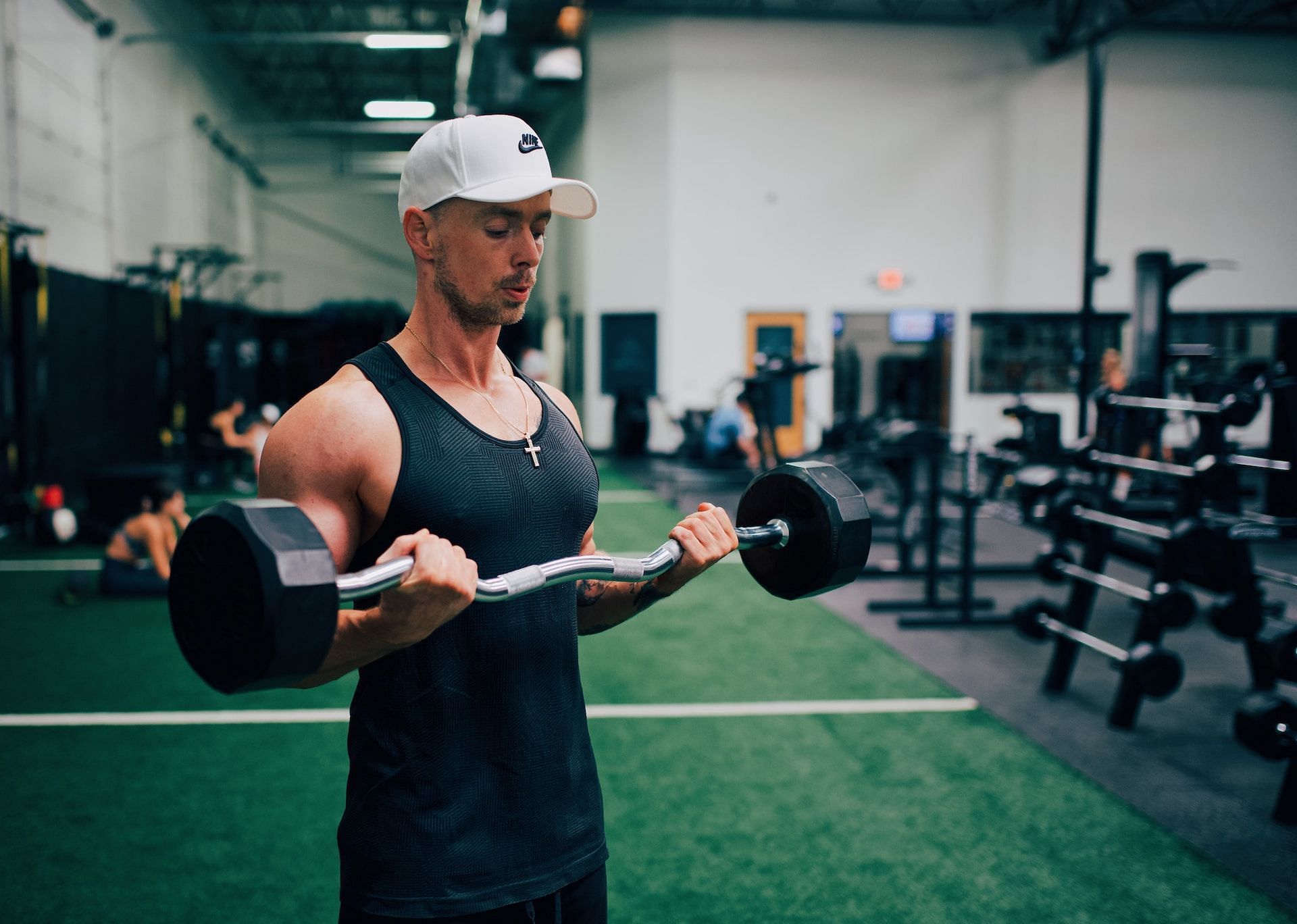 EZ bar curls (Photo by Gordon Cowie on Unsplash)