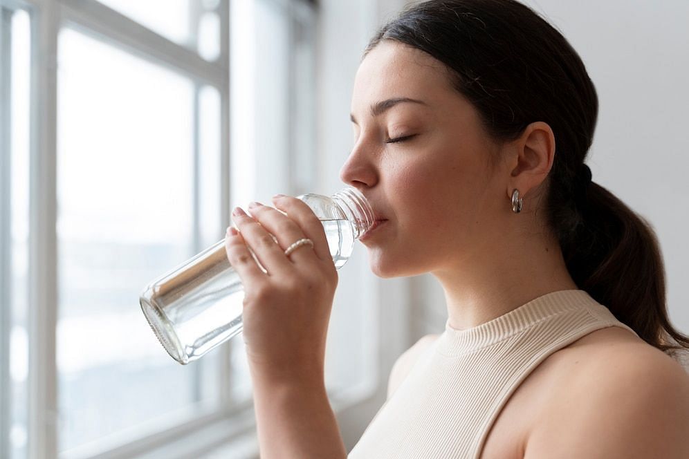 Drinking water and staying hydrated helps a hangover. (Image via Freepik)