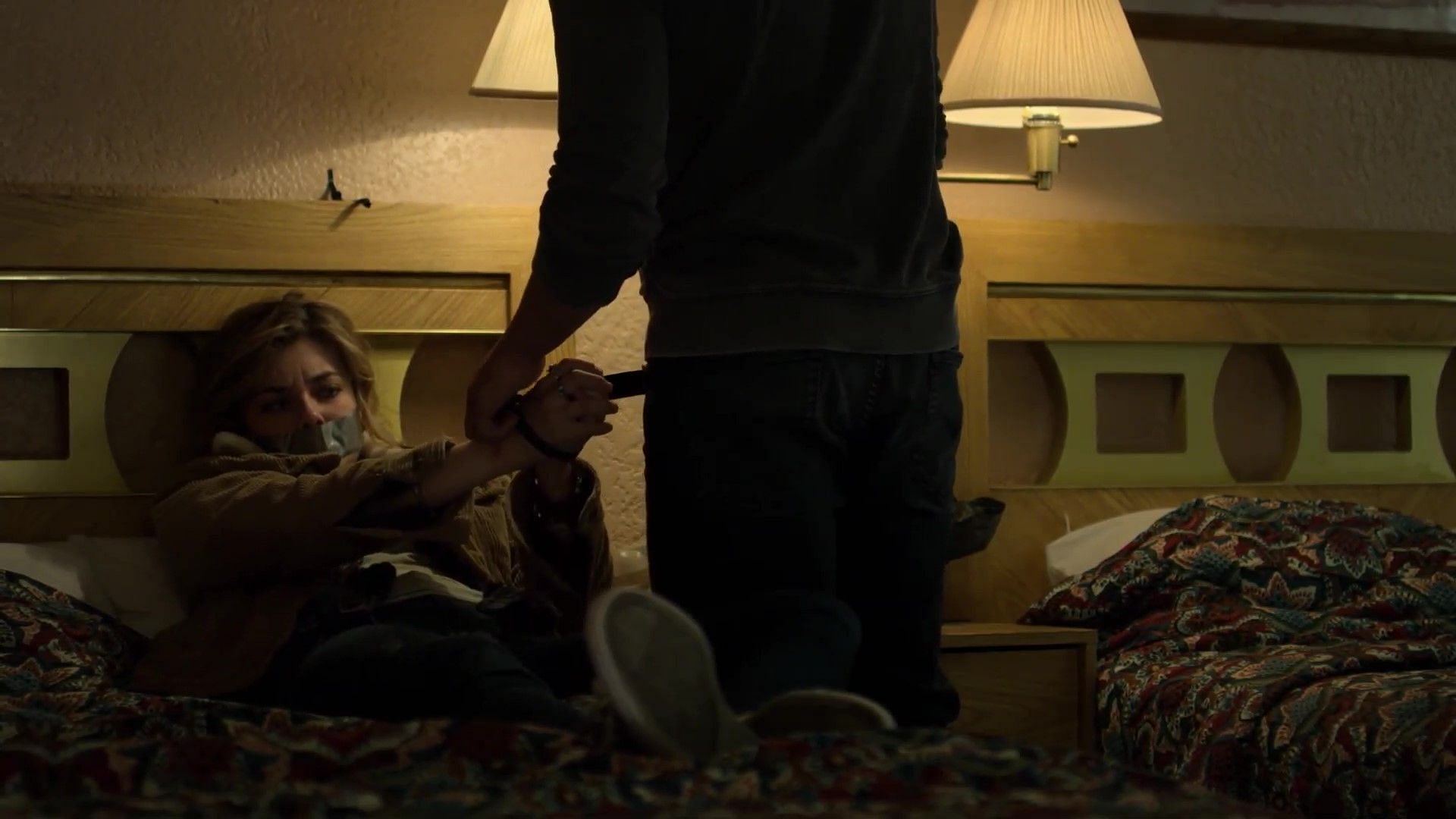 Frank and Amy in a motel (Image via Netflix)