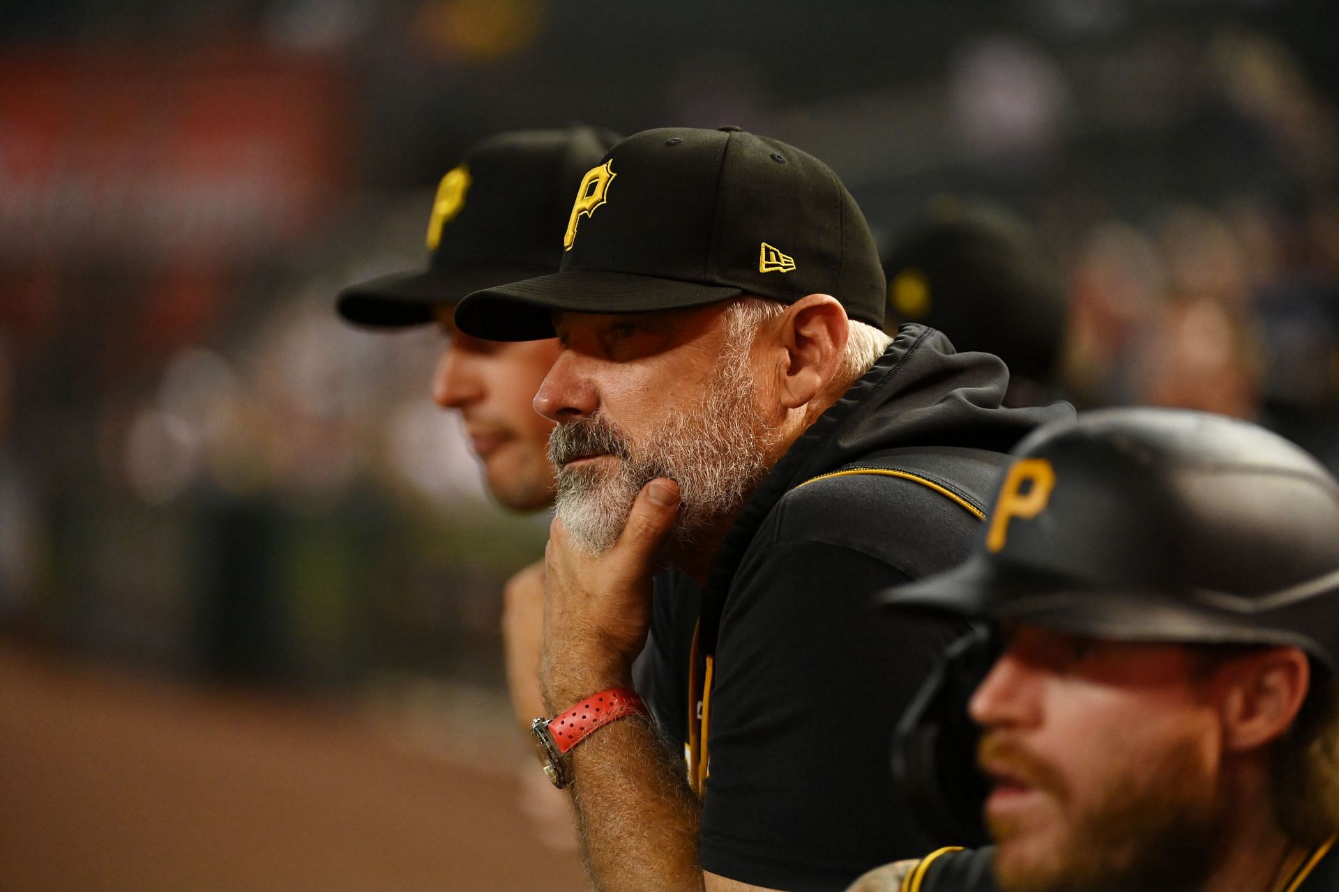 Pirates manager Shelton argues through mask, gets 1st ML win