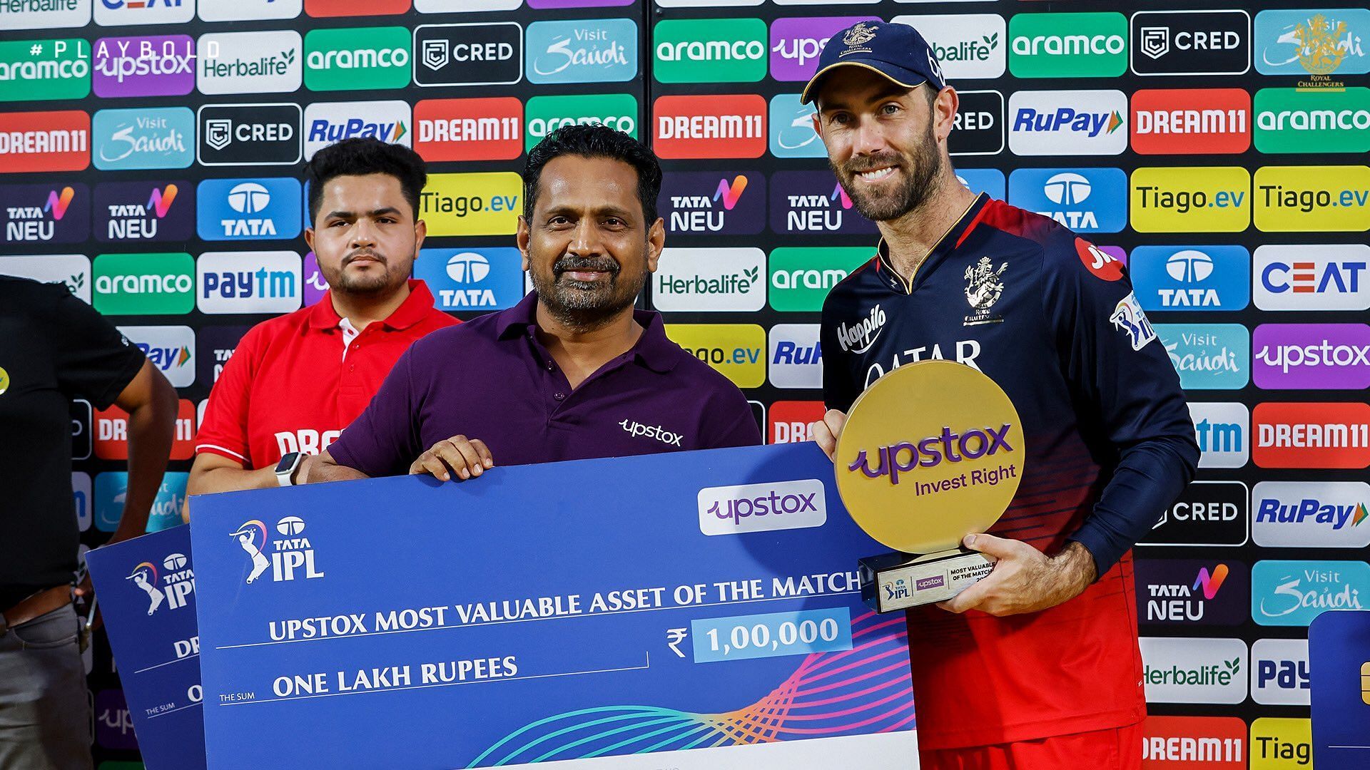 Glenn Maxwell receiving an award (Image Courtesy: Twitter/Royal Challengers Bangalore)