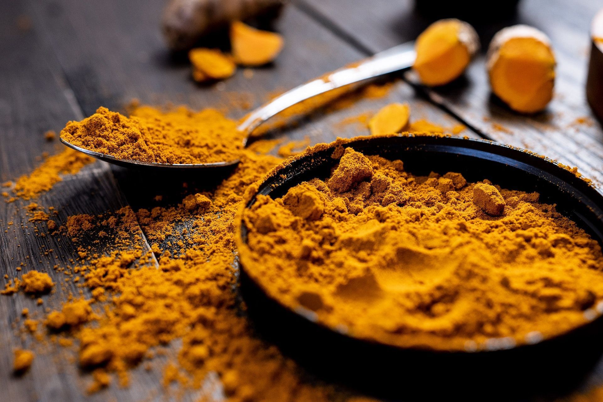 The health benefits of turmeric come from curcumin.(Photo via Pexels/Karl Solano)