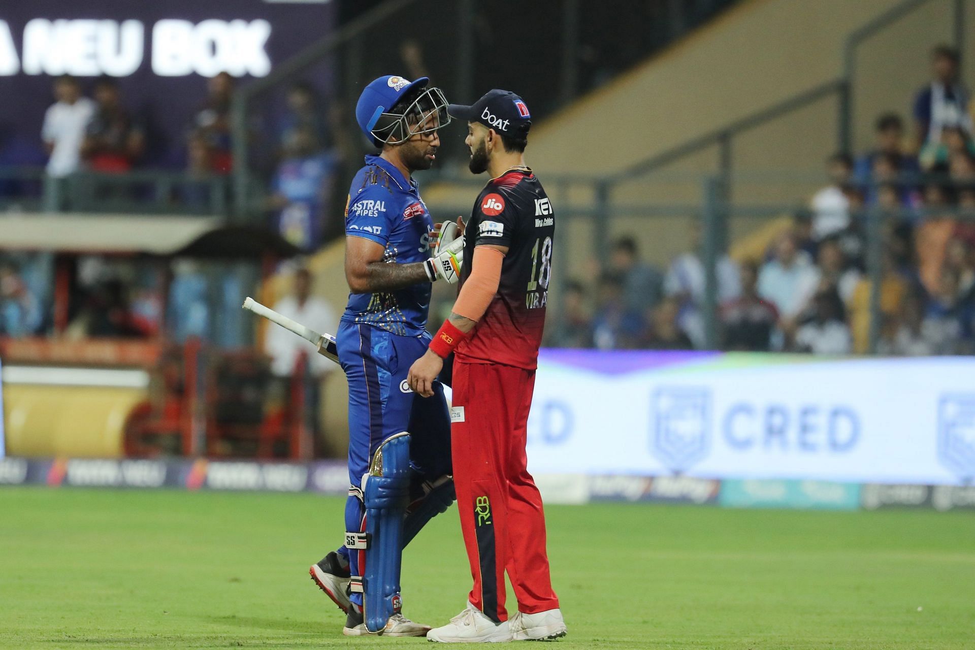 Virat Kohli congratulates Suryakumar Yadav after his superlative knock on Tuesday [Credits: IPL]