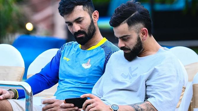 IPL 2023: विराट कोहली के फोन में कमेंट्स पढ़ते नजर आए दिनेश कार्तिक, देखें फोटोज