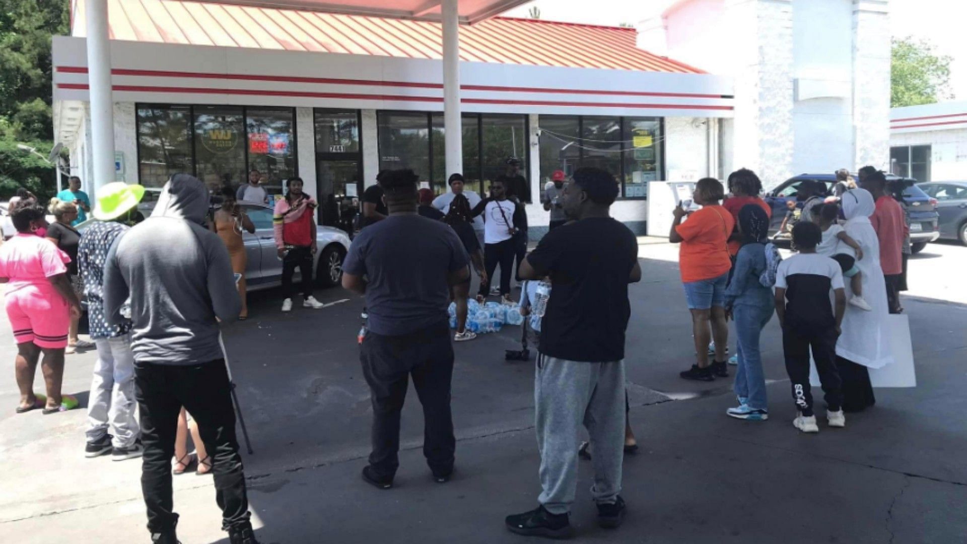 People gather outside gas station after 14-year-old gunned down by store owner (Image via Southern Man/Twitter)