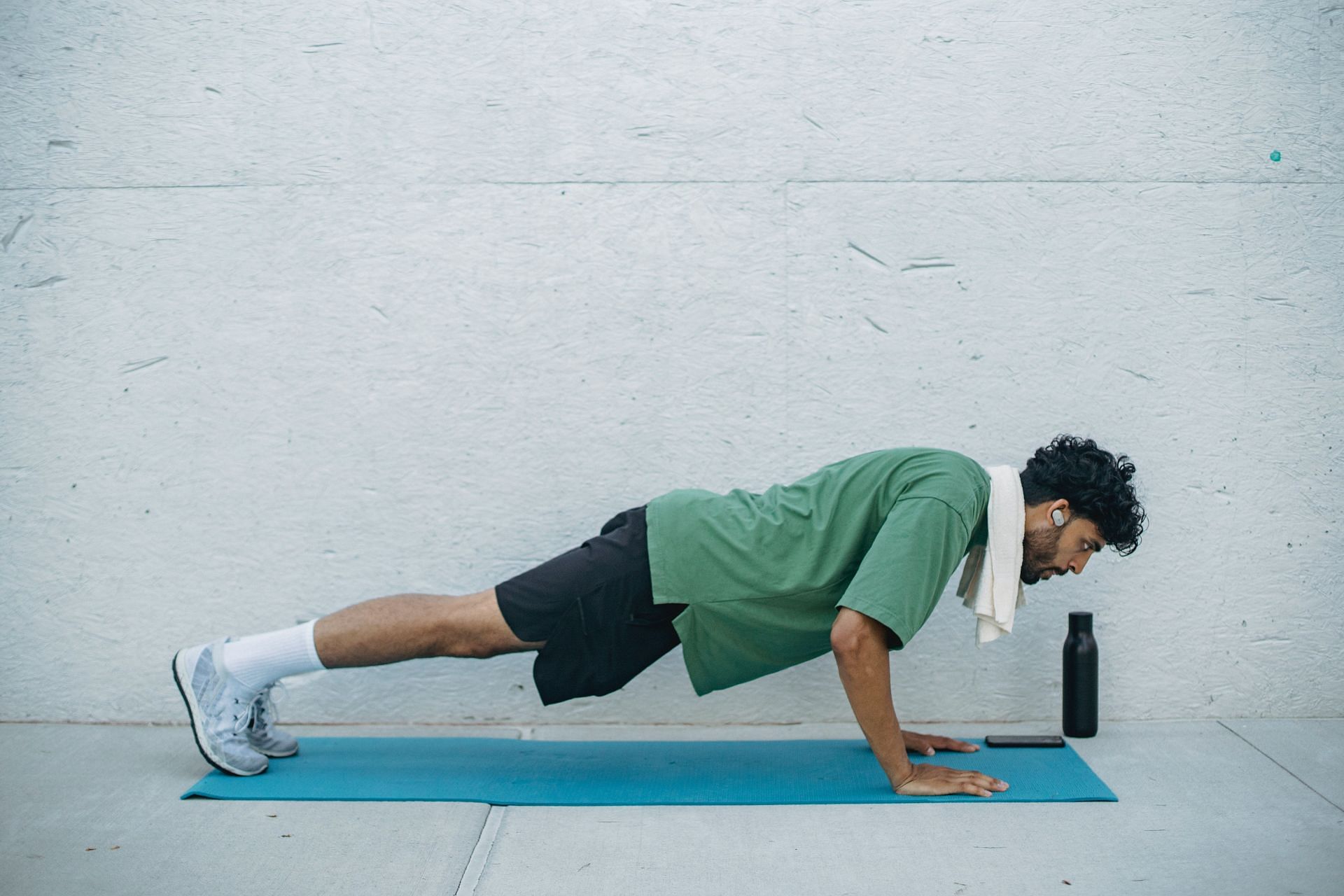 Pushups. (Image via Pexels/ Ketut Subinyato)