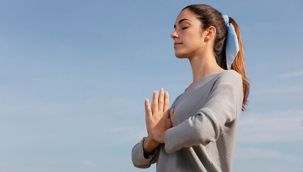 signs of an imbalanced heart chakra (Image via freepik)