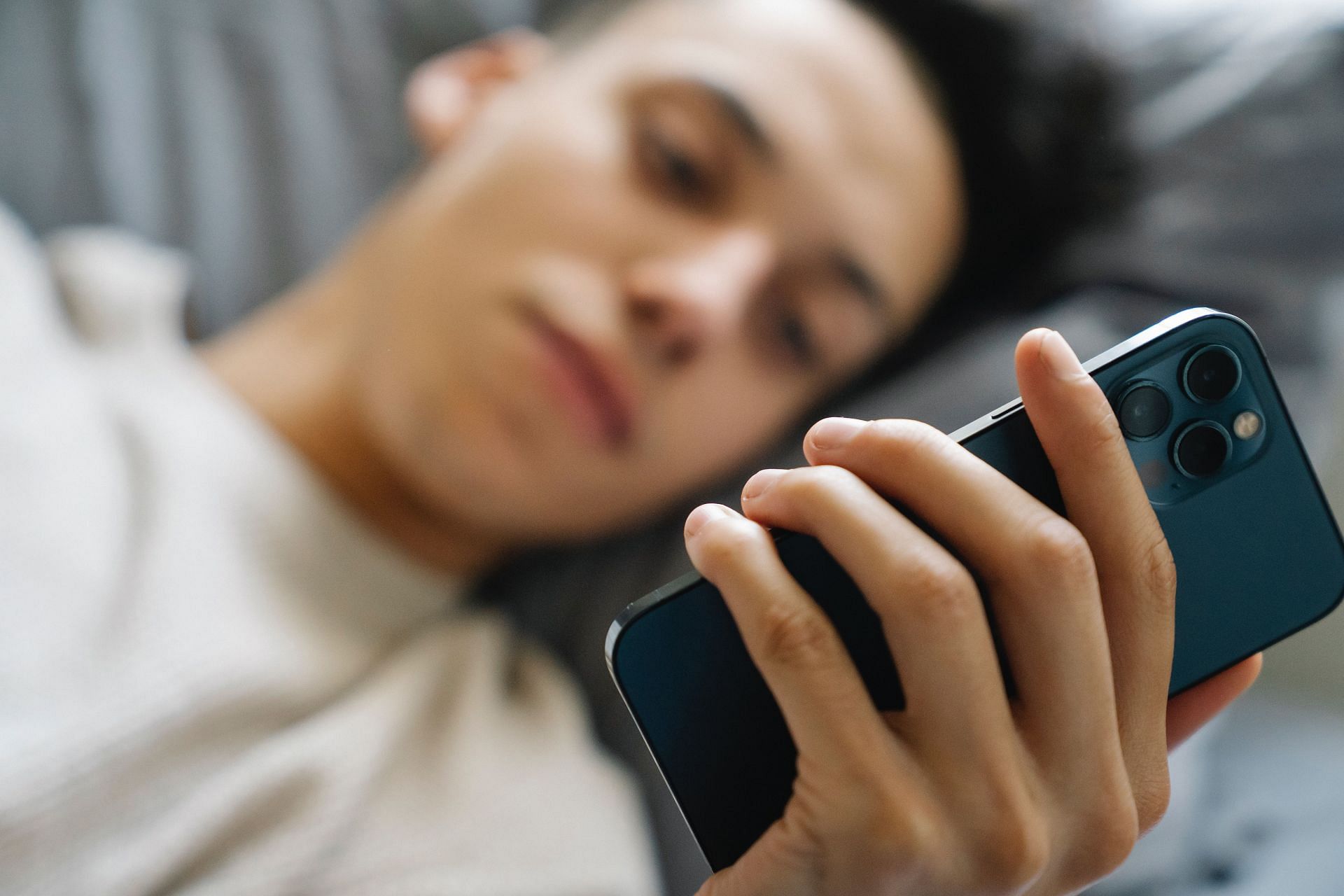 The Risks and Health Disadvantages of Excessive Use of Electronic Devices on Sleep Patterns and Eye Health (Image via Pexels)