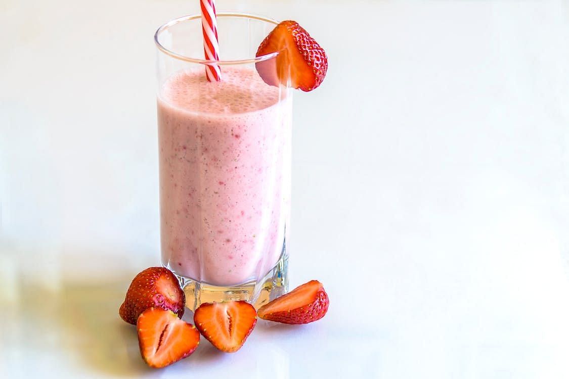 Meal replacement smoothies are an ideal selection for individuals who prefer a revitalizing and fruity alternative. (PhotoMIX Company/ Pexels)