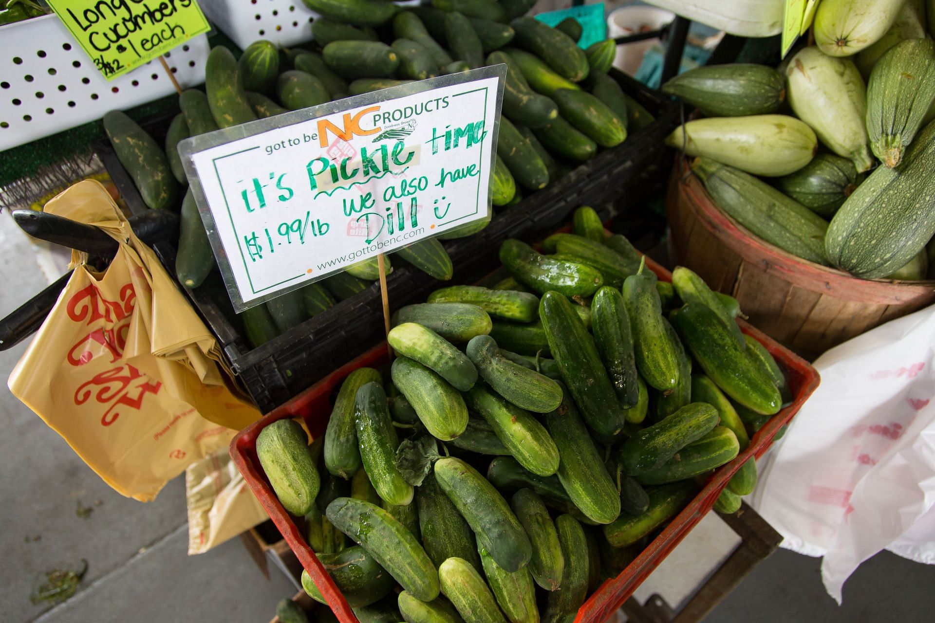Cucumbers are summer stable (image via pexels / mark stebnicki)