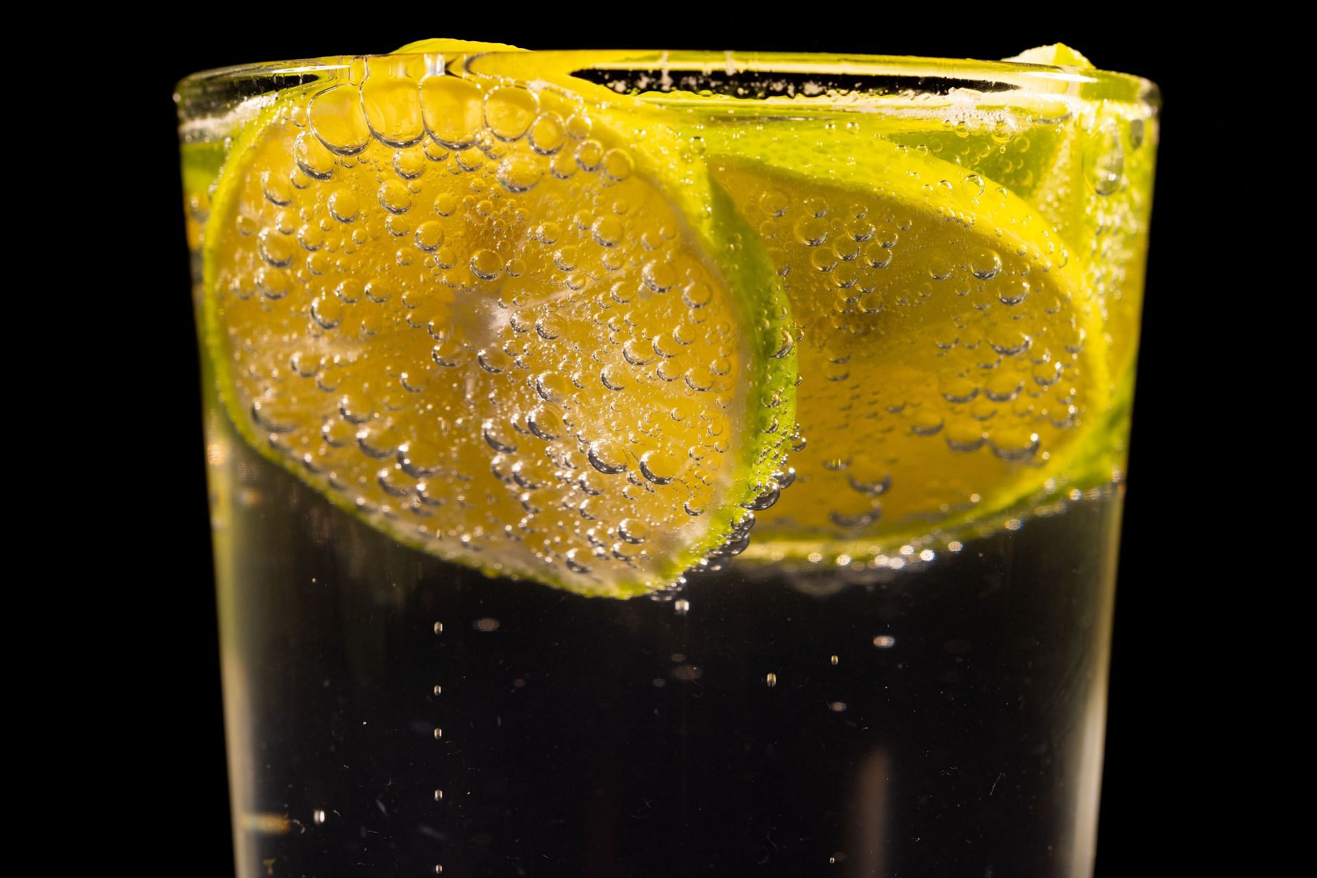 benefits of lemon water in the morning: improves your mood (image via unsplash / engin akyrut)