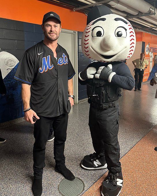 Women Mets mascot costumes