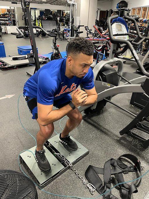 New York Mets fans overjoyed to see Edwin Diaz working out without