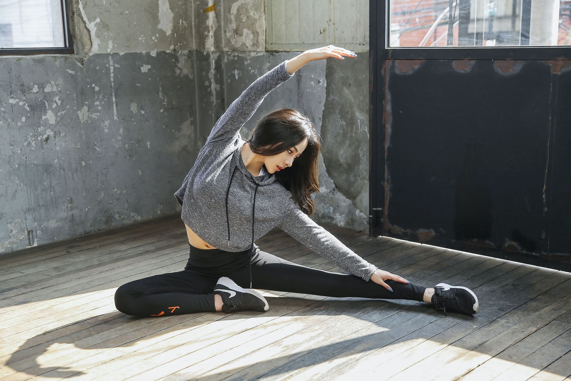 This exercise improves flexibility. (Image via Unsplash/ Alex Shaw)