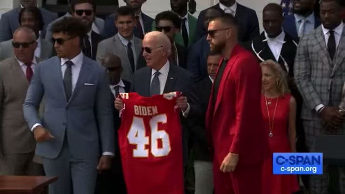 Mahomes pulls Kelce away from presidential podium during White House visit