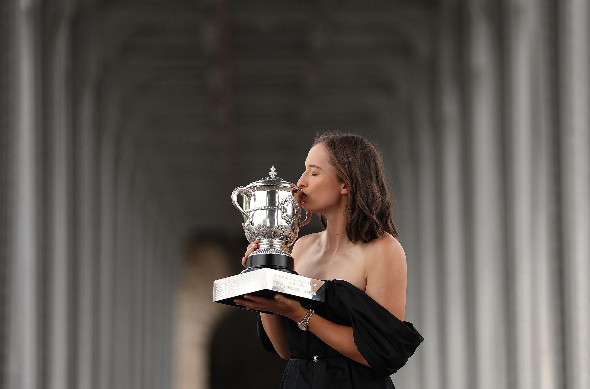 Swiatek with her 2023 French Open trophy