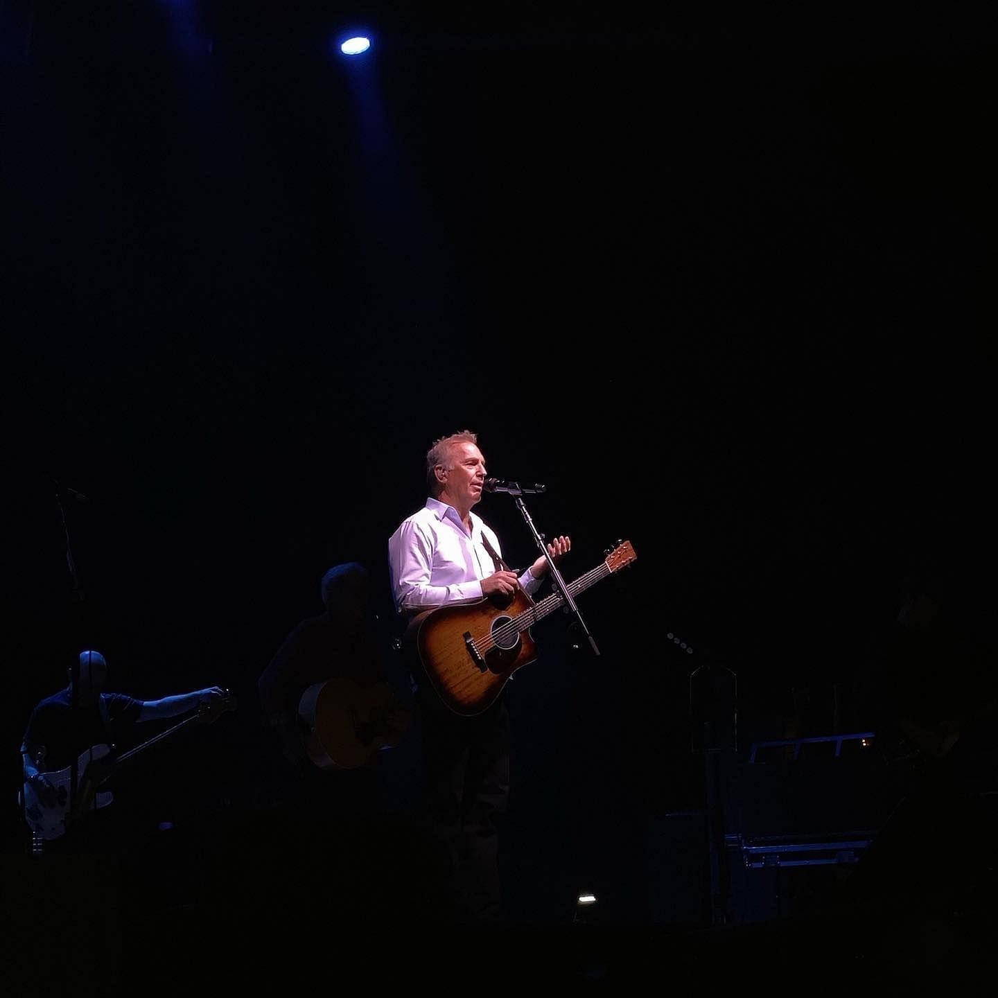 How tall is kevin costner 
