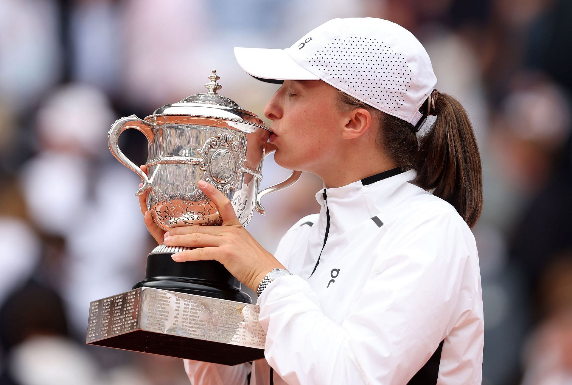 Swiatek poses with her latest French Open title.