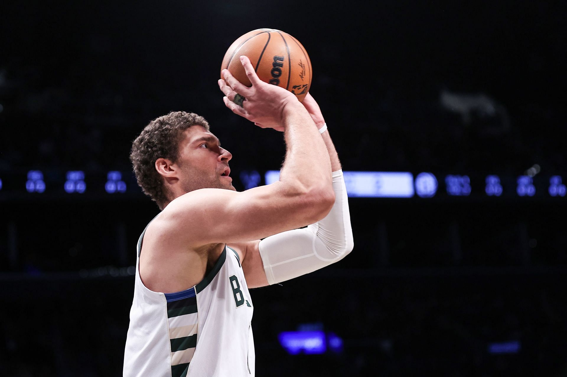Los Angeles Lakers: Should team re-sign Brook Lopez