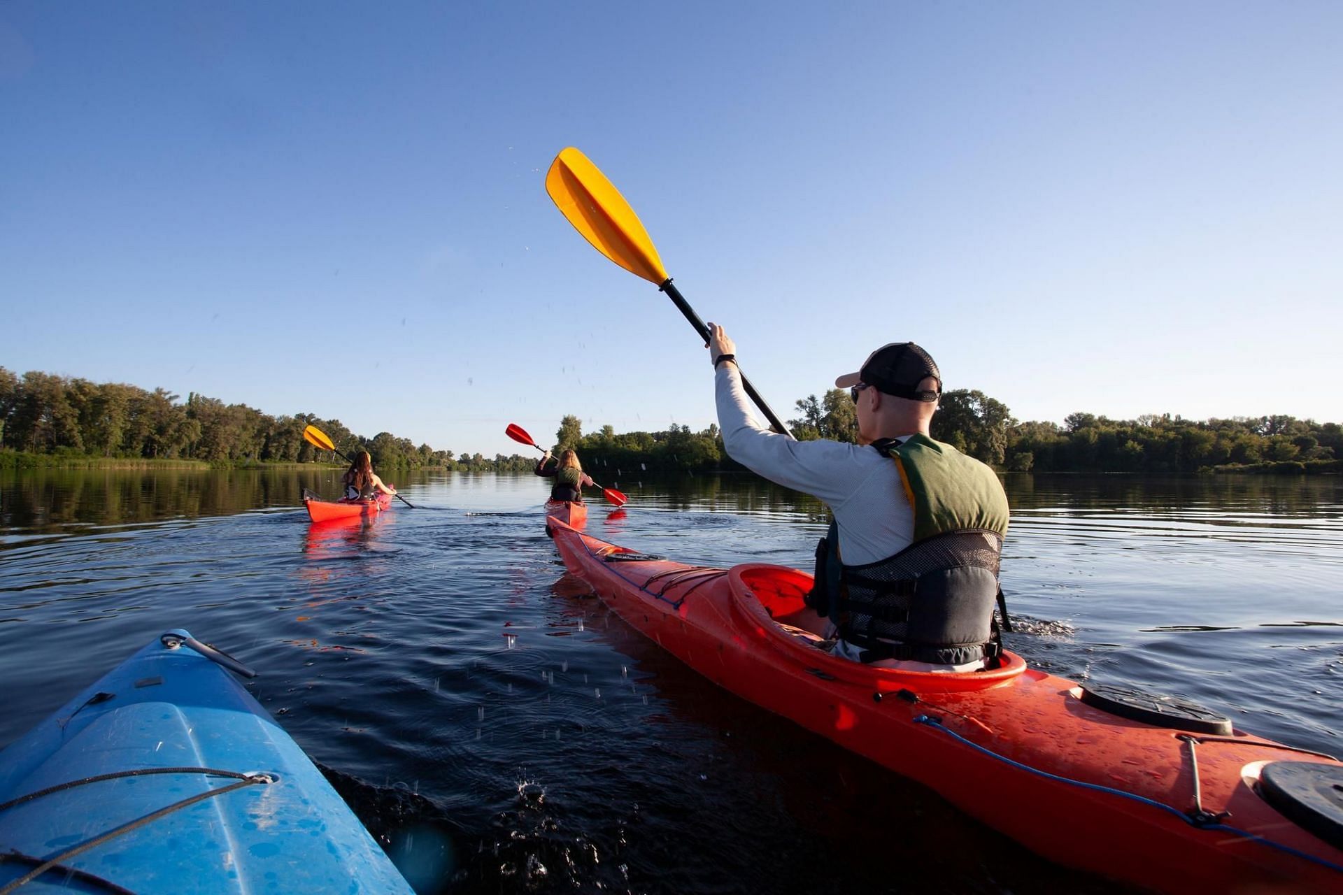 The benefits of kayaking. (Image via Freepik)