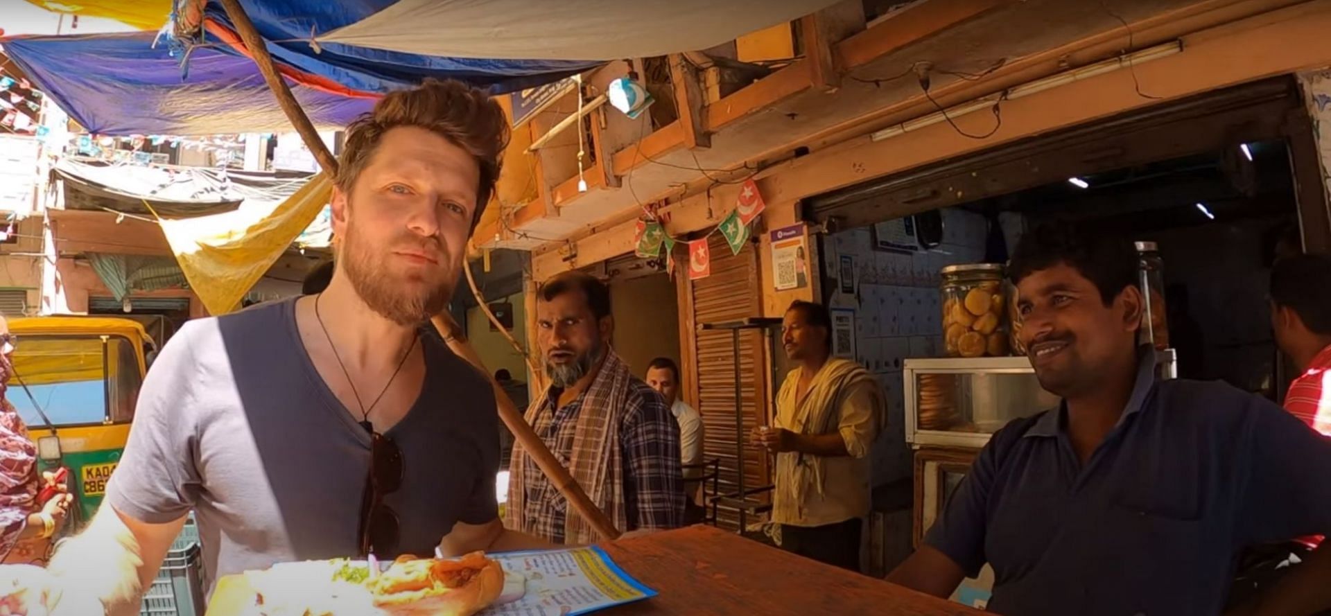 Pedro Mota enjoying some Samosas in a local Begaluru street side shop (Image via Youtube/Madley Rover)