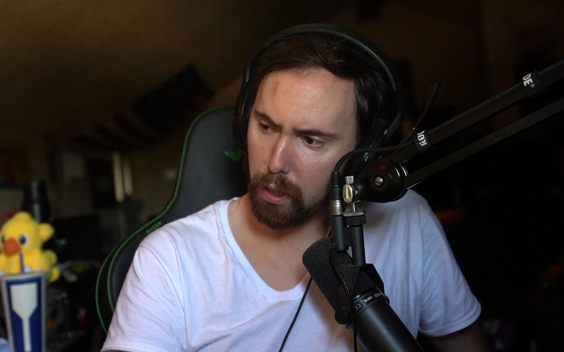 Asmongold showcasing a scar on his forehead (Image via Asmongold/Twitch)